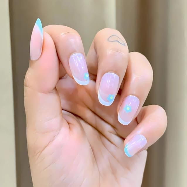 Premium Designer 24pcs Stick-on Nails set, with Easy Glue Tab application, Nails are Reusable & Unbreakable (AD185681)