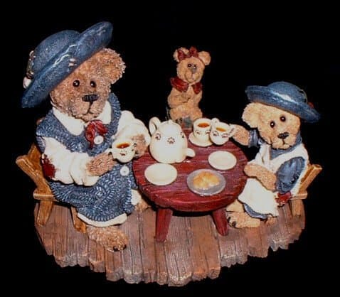 Boyds Bears & Friends - Catherine and Caitlin Berriweather with Little Scruff... Family Traditions - Style # 02000-41