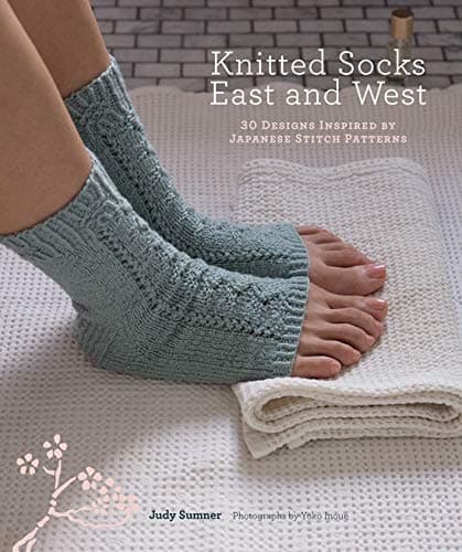 Judy SumnerKnitted Socks East and West: 30 Designs Inspired by Japanese Stitch Patterns