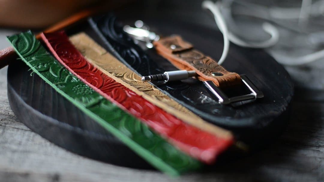 handmade Genuine Leathe Key Chain with Elegant Valet Key Ring Leather Key Holder for Men and Women color can choose green brown red black tan