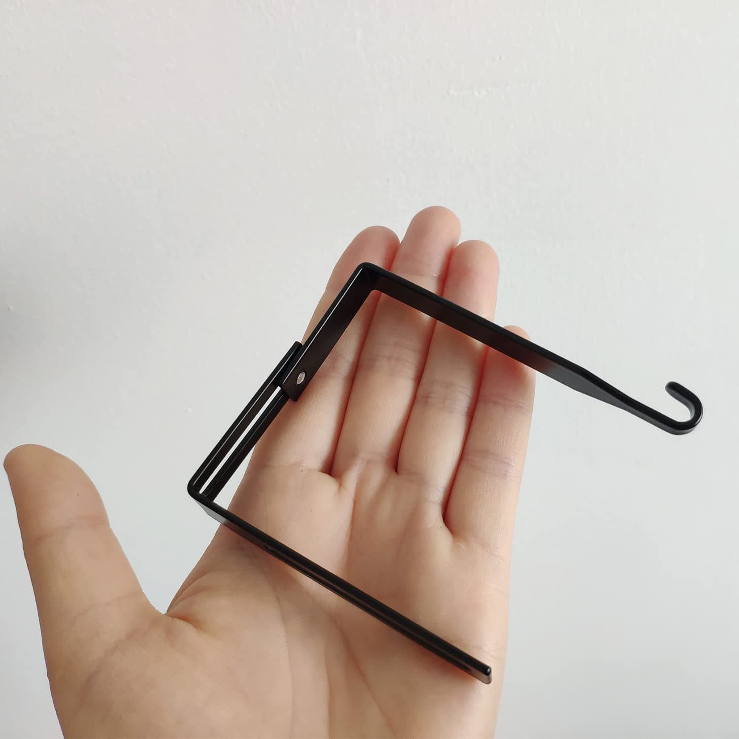 vokoko 4 Pcs Adjustable Cubicle Hangers Over Door Hook Metal Black Cubicle Hooks Picture Hanger Door Mirror Hooks Office Cubicle Whiteboard Hanger