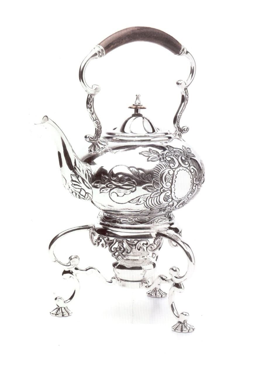 ROYAL QUEEN Sheffield samovar with wooden handle Chiseled style cod.580361 cm 26x42h by Varotto & Co.