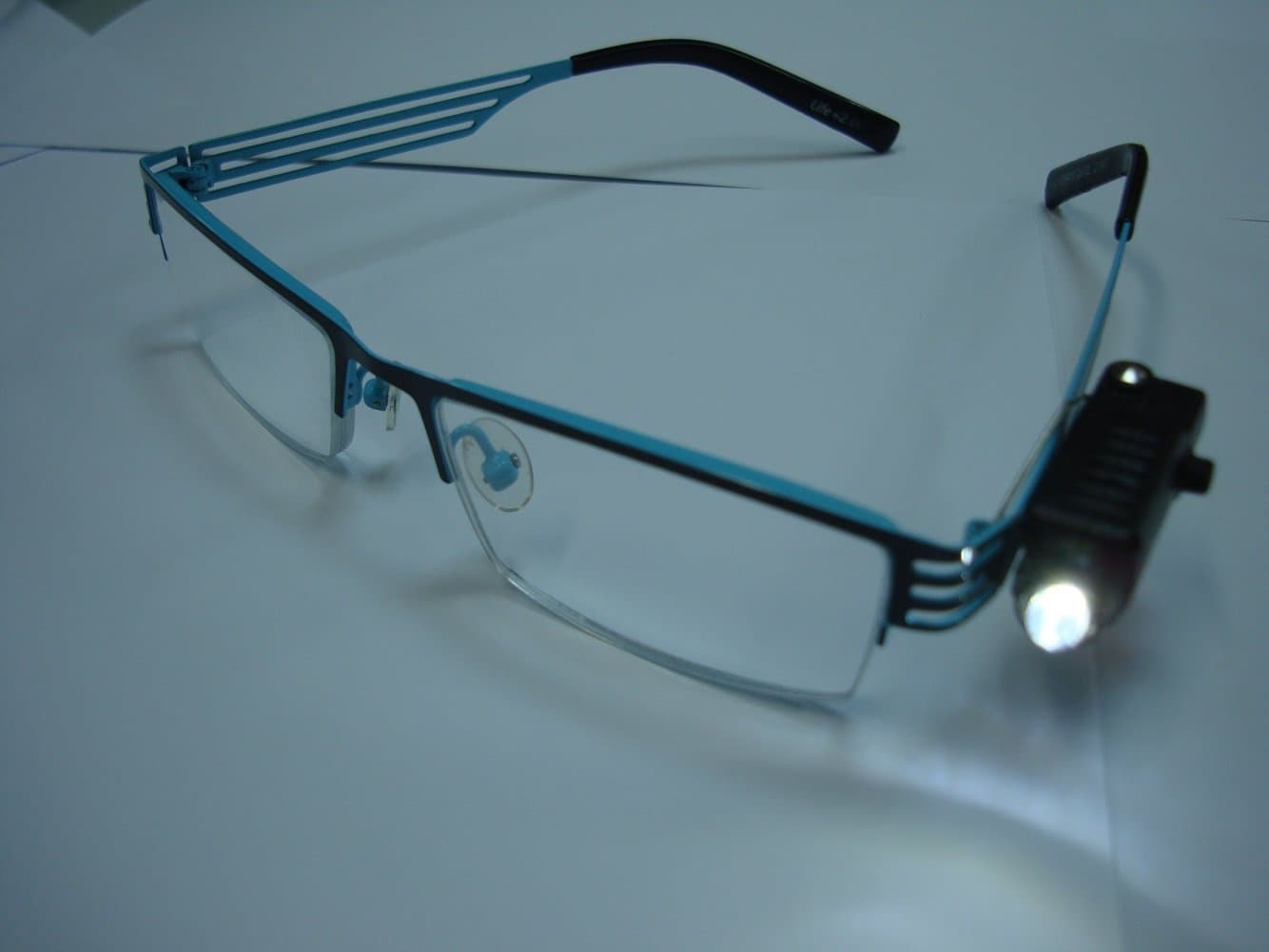 3 PICES LED FLASHLIGHT CLIP IN BLISTER, TO ATTACH ON SCREWDRIVER OR EYEGLASS IN DARK PLACES.