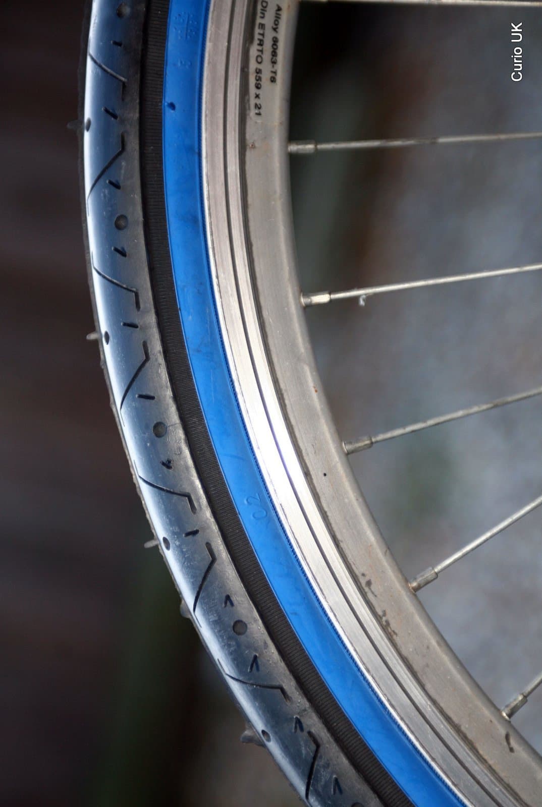 CURIO UK SLICK MOUNTAIN BIKE TYRE TIRE LS077 26 X 2.10 W/ BLUE SIDEWALL STREET