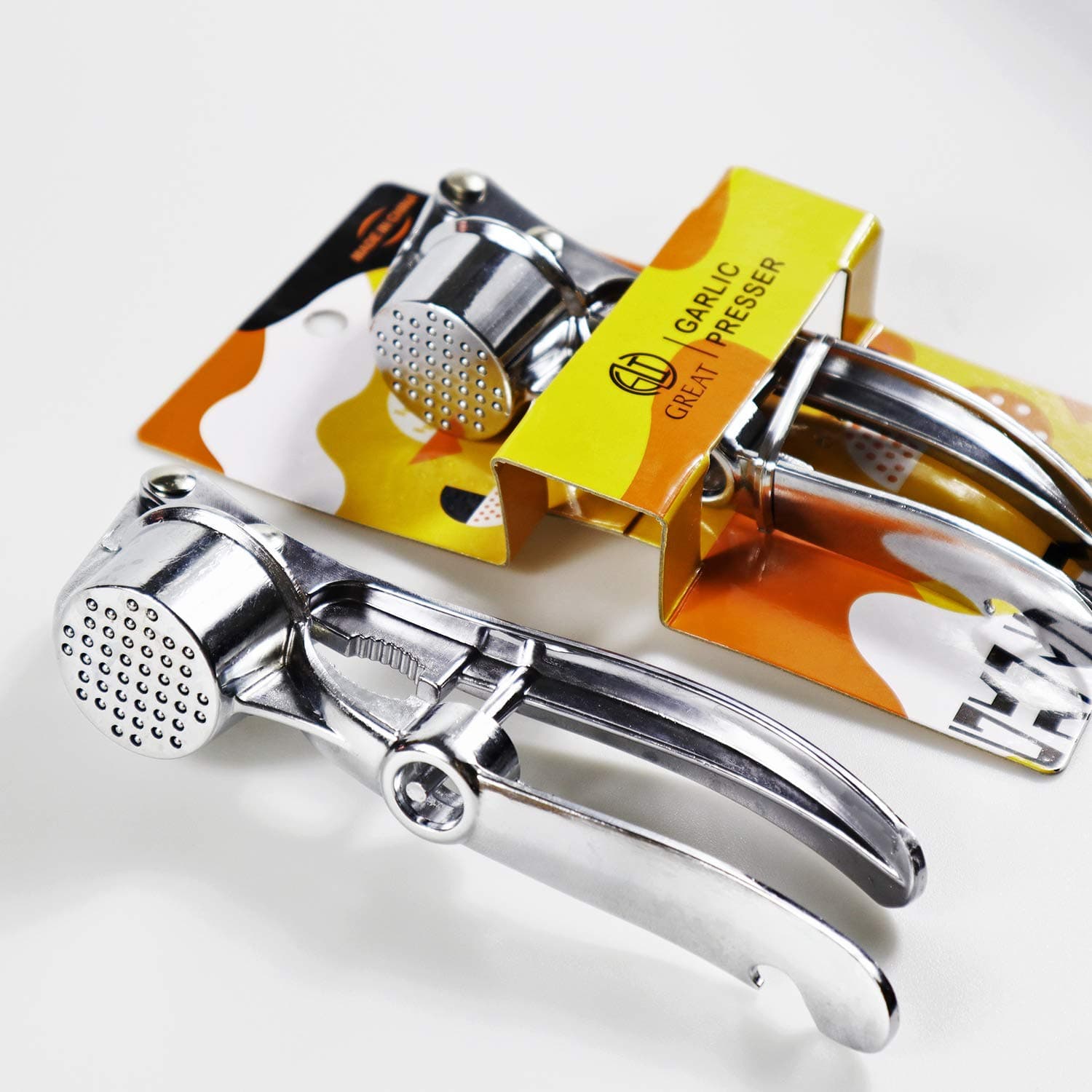 Vceyhim Garlic Press Professional Mincing Crushing Tool for Nuts Seeds Garlic Crusher with Ergonomic Handle 5 in 1 Garlic Press Crushing Machine With Walnut Clip/Scraping Fish Scales/Zinc Alloy