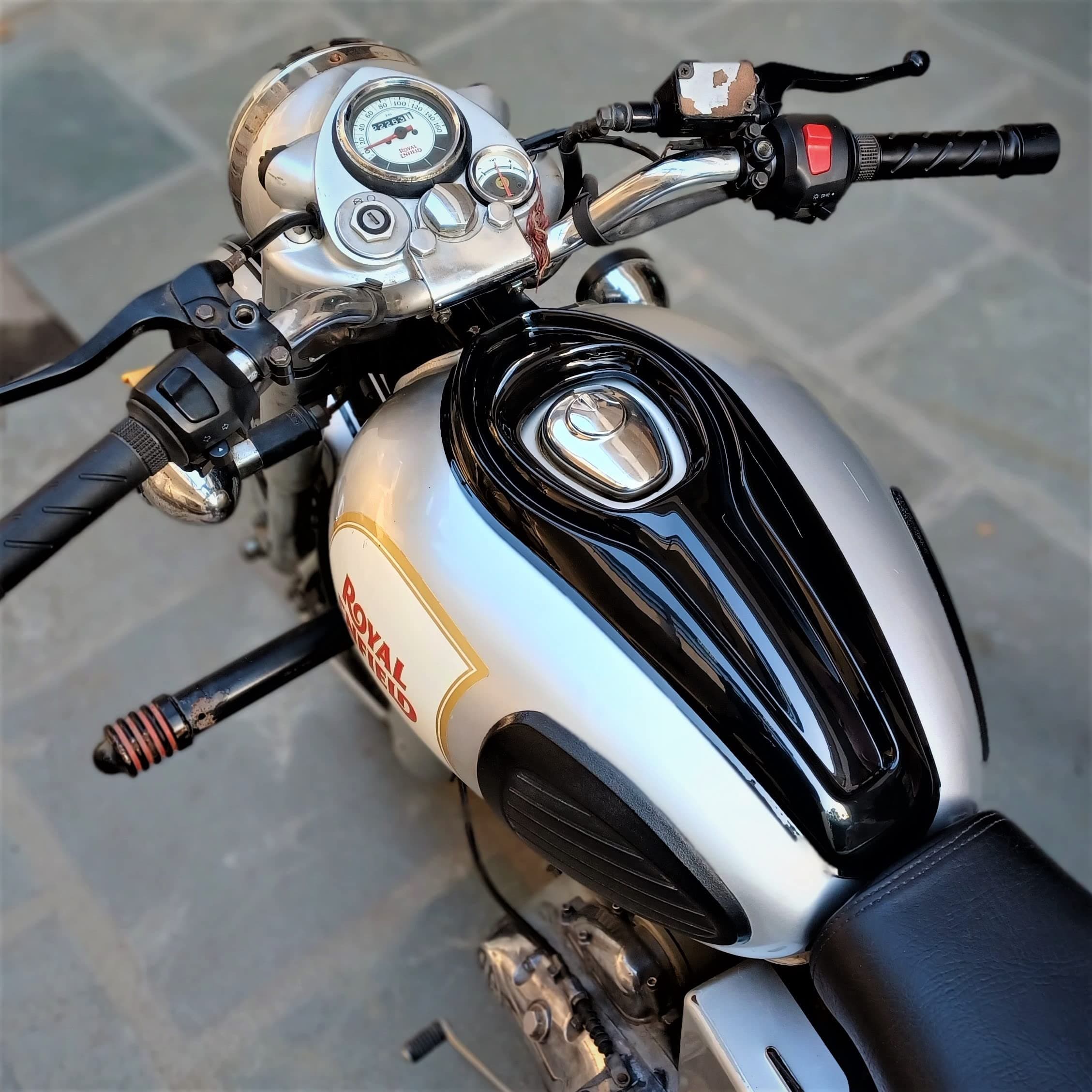 Saiga Parts TankTie for Royal Enfield Classic (2014-2021) (Gloss Black)