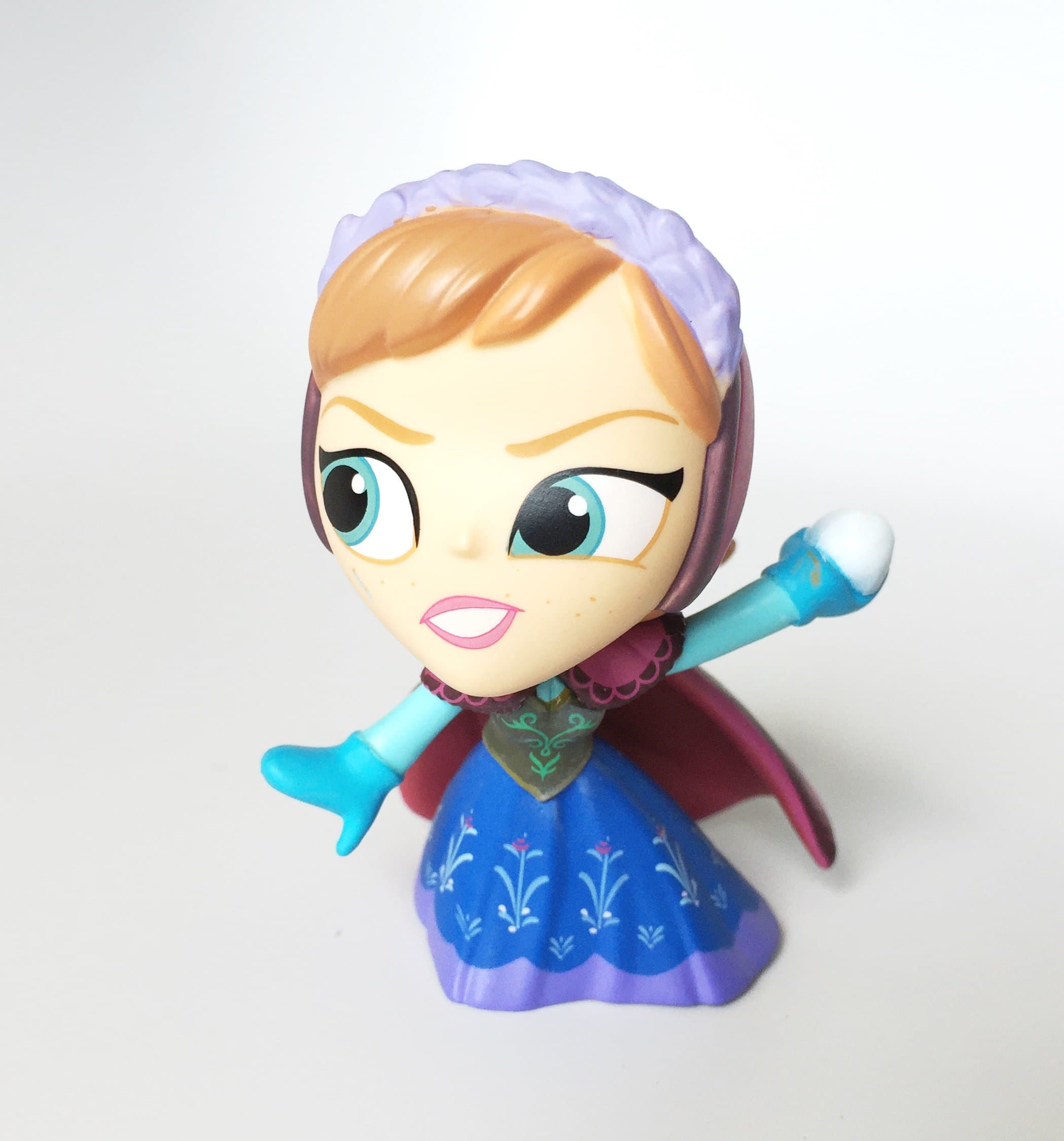 Funko Heroes vs. Villains Mystery Mini Vinyl Figure - Snowball-Throwing Anna
