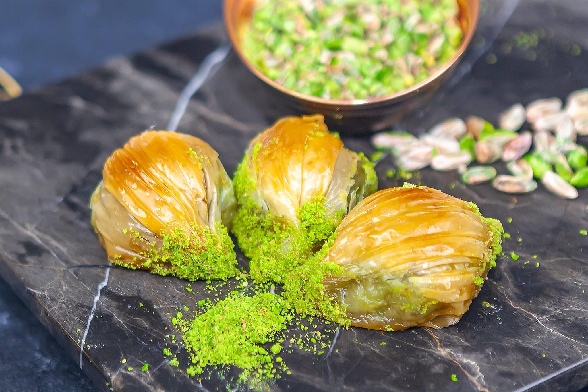 Gulluoglu Mussel Shape Turkish Baklava, Freshly Produced and Long Lasting, Traditional Turkish Baklava (Pistachio, 10 Pieces (1.1 lb))