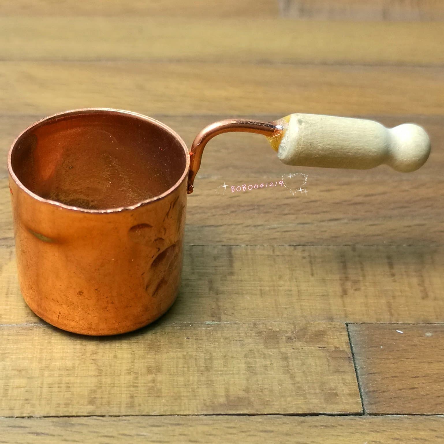 ZOTOYI Bobominiworld A Metal Saucepan Dollhouse Miniatures Decoration 1:12 Scale Length 4cm Copper