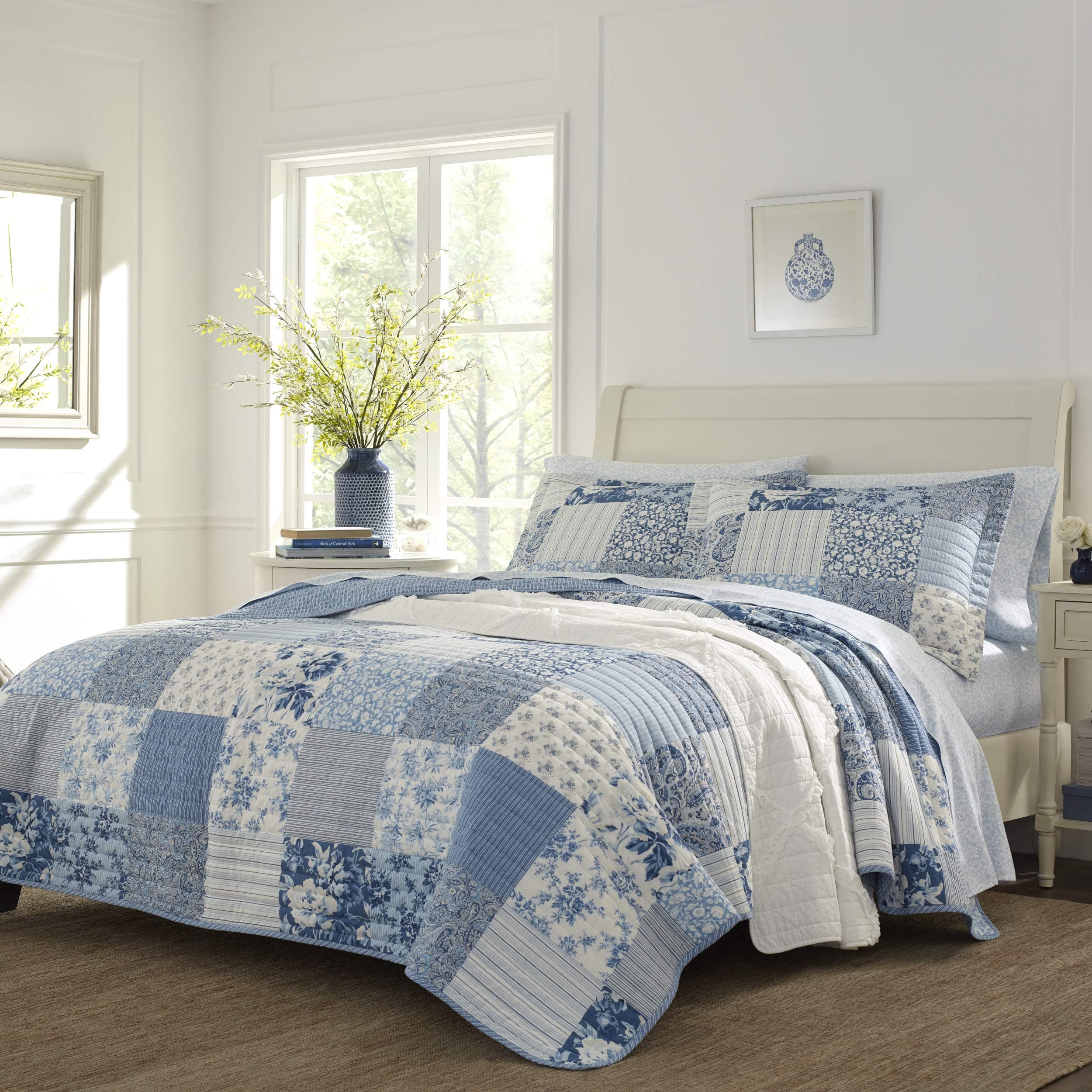 King Quilt Set, Reversible Cotton Bedding with Matching Shams, Farmhouse Inspired Home Decor (Paisley Printed Patchwork Blue, King)