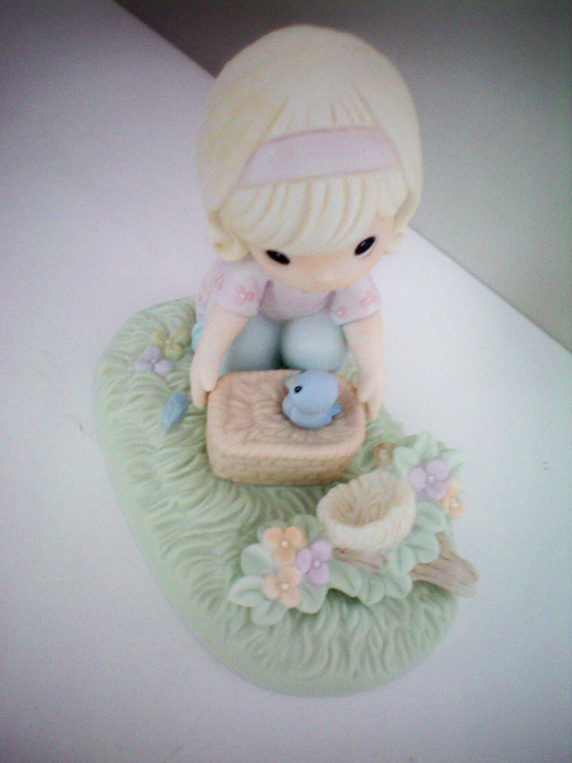 Precious Moments -- It Only Takes A Moment To Show You Care -- 2007 Figure