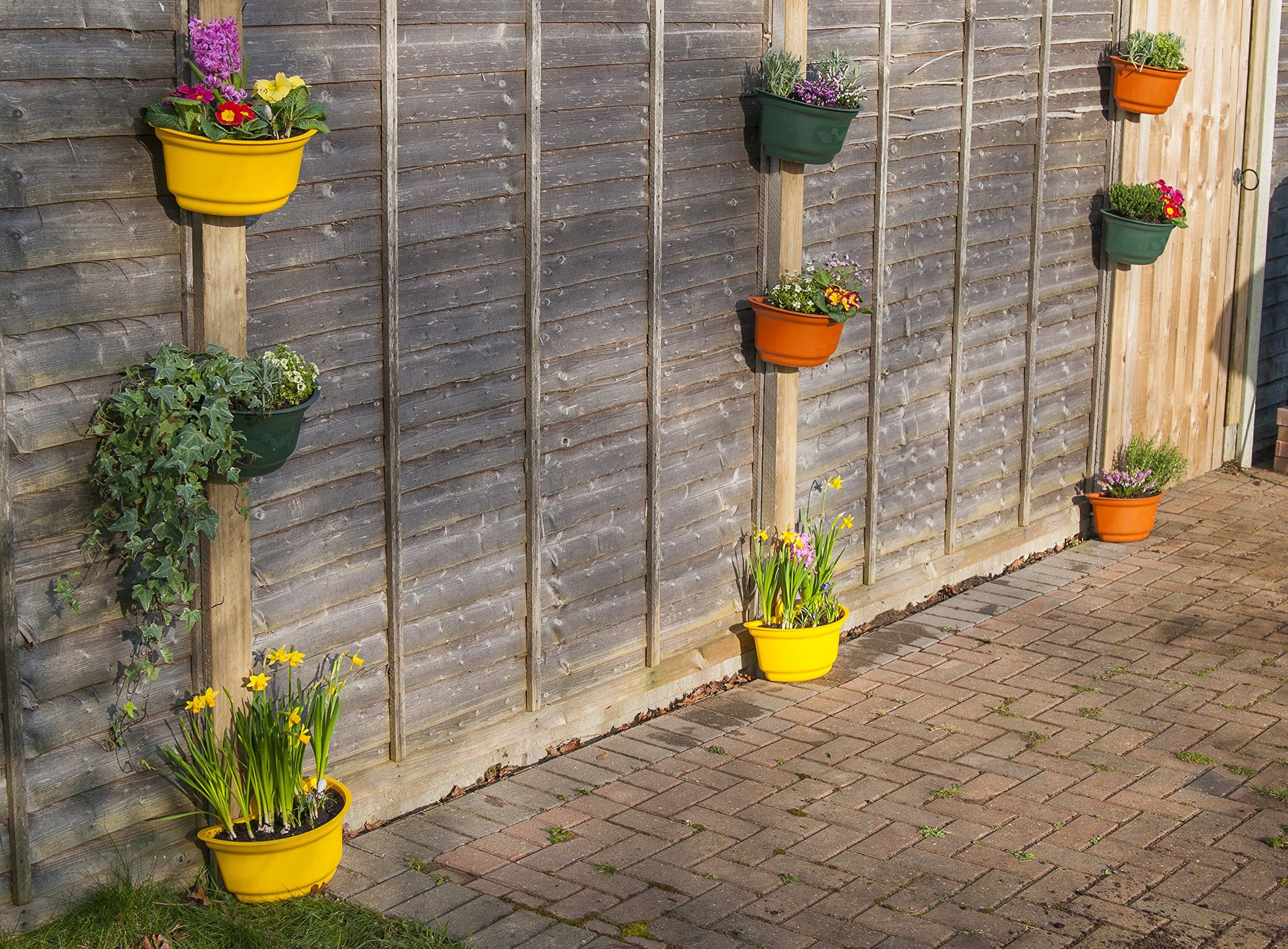 9 x Premium Curved Garden Planters for Fences – Colourful & Attractive Green, Yellow, Black and Terracotta Decorative Medium-Size 4-Litre Plant Pot Planters with Fixings for Walls, Wooden Fences, Posts (9 x Black)