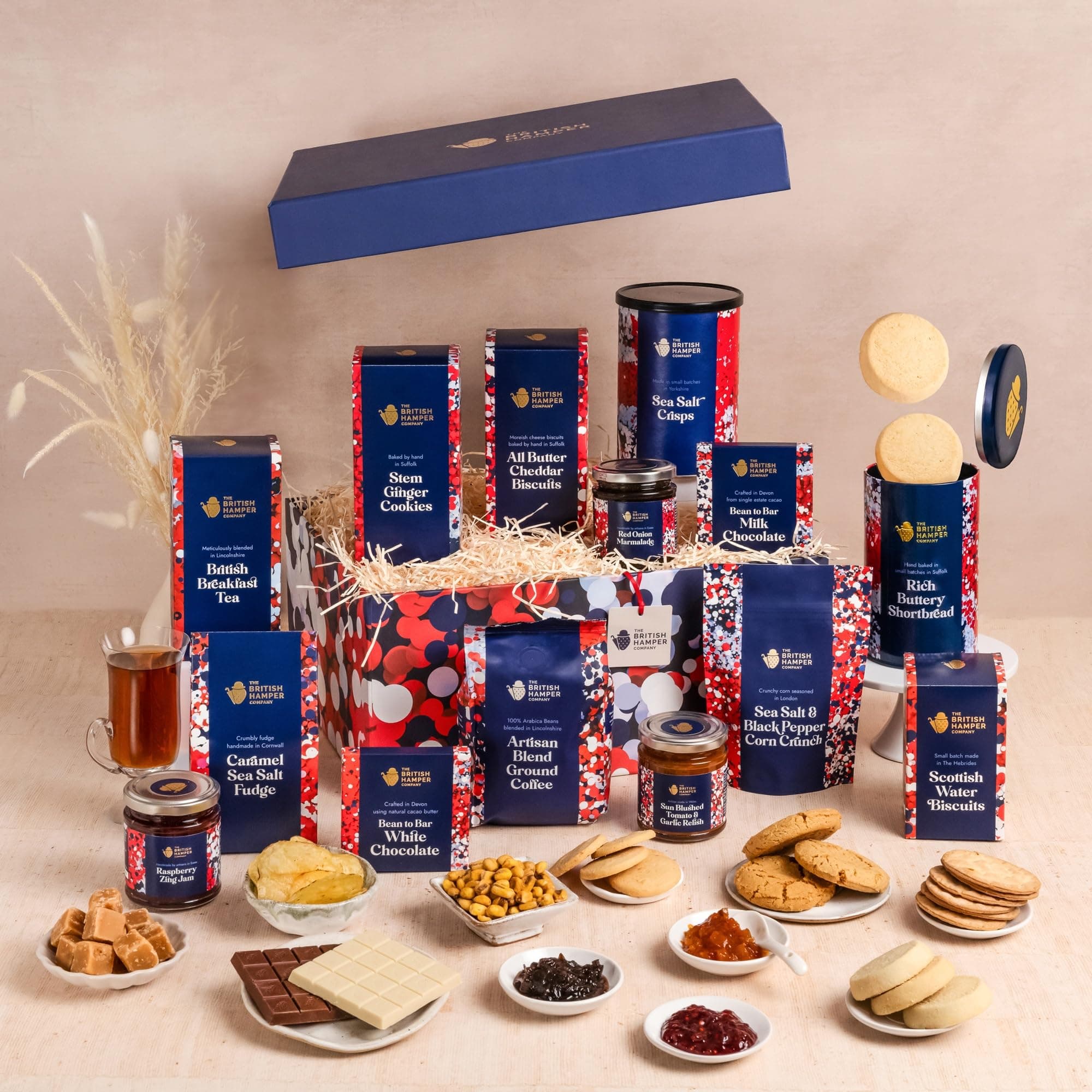 The British Hamper Company Luxury Traditional Food Hamper – Gourmet Gift Basket with Biscuits, Tea, Savoury Snacks & Chocolate, Vegetarian Treats for Women, Men, Couples & Families