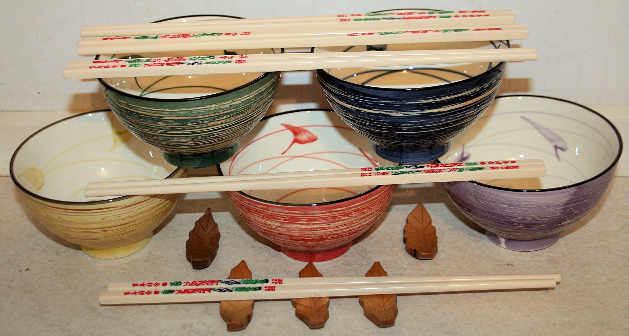 Aeiniweraabbcc Set of 5 Chinese Rice/Noodle Bowls, Textured, in Mixed Colours - Hand Decorated 11.5 cm Across with Chopsticks and Rests